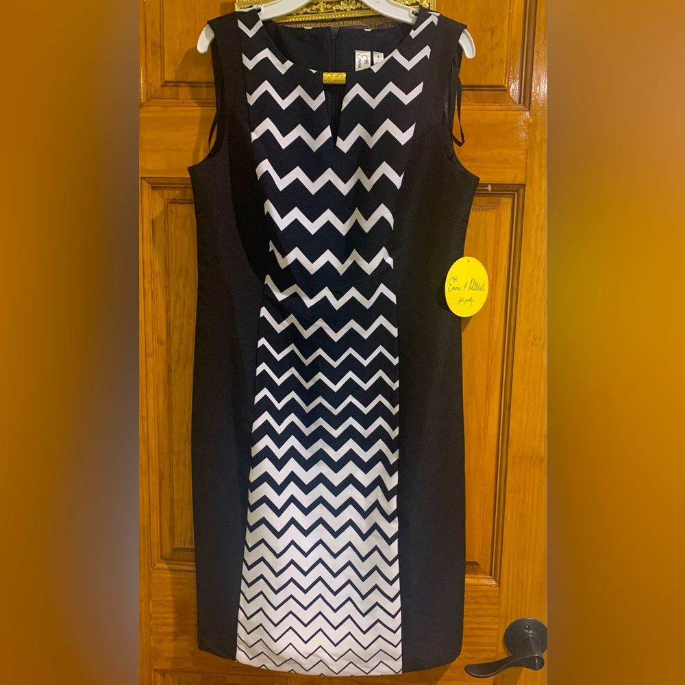 Women Dress  Size 6 by Emma & Michelle NEW